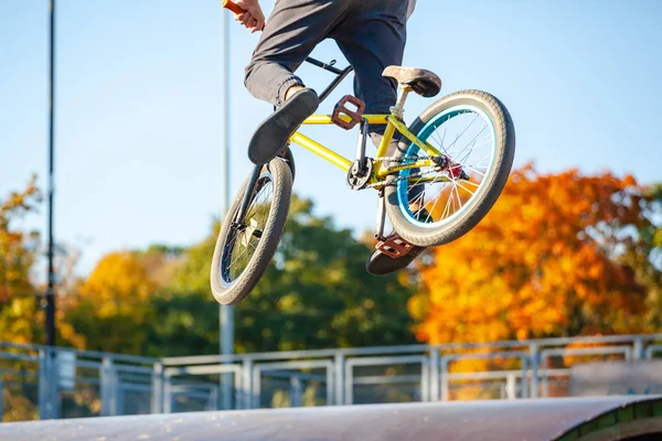 Jovem Atleta Faz Salto Bicicleta Extrema Uma Rampa — Fotografia de Stock