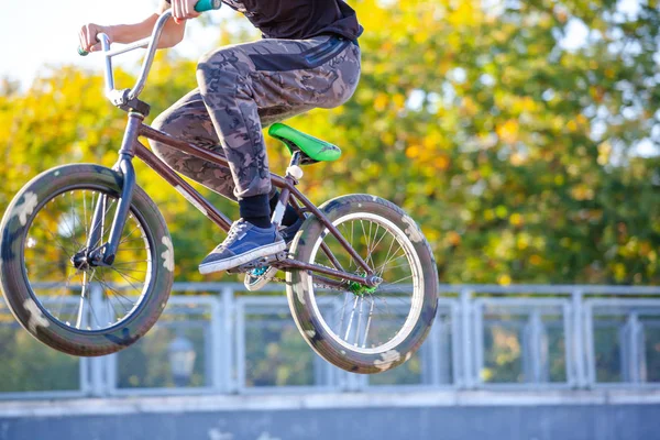 Νεαρός Αθλητής Κάνει Μια Ακραία Ποδήλατο Άλμα Μια Κεκλιμένη Ράμπα — Φωτογραφία Αρχείου