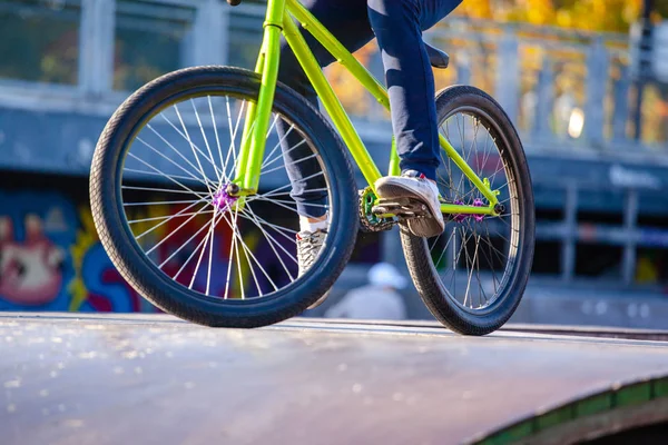 Jeune Athlète Gars Cyclisme Sur Dessus Une Rampe Pour Sauter — Photo