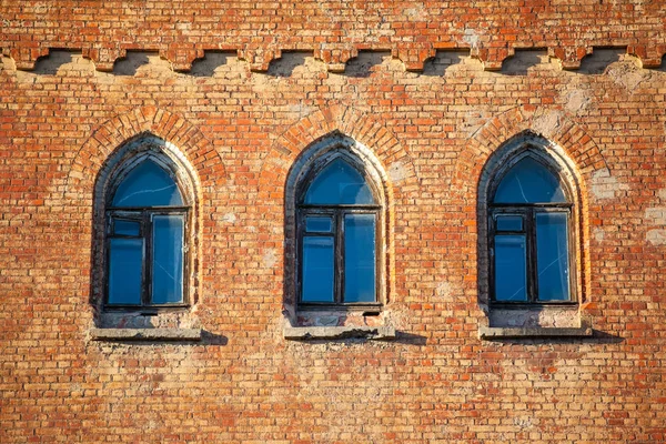 Staré Omšelé Cihlová Zeď Okny Gotickém Stylu — Stock fotografie