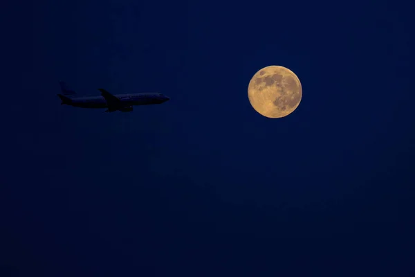 Büyük Yolcu Uçağı Gece Gökyüzünde Dolunay Arka Planı — Stok fotoğraf