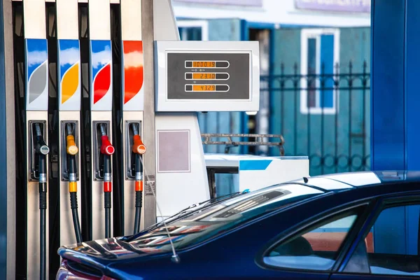 Bir Benzin Istasyonunda Benzin Içeren Sütunlar — Stok fotoğraf