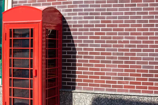 red english telephone booth