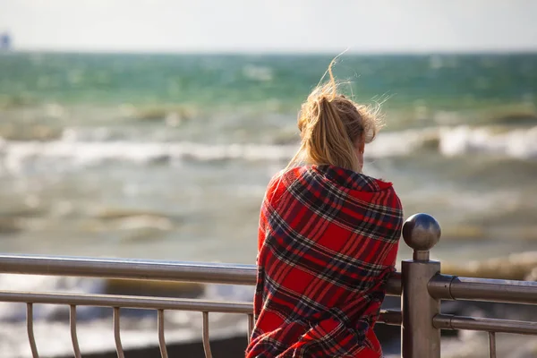 Lány Csomagolva Egy Kockás Strandon — Stock Fotó