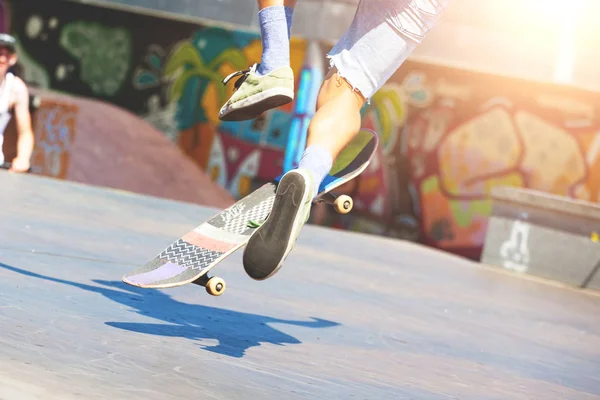 Jovem Patinando Tempo Ensolarado Tonificado — Fotografia de Stock