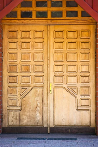 Duże Solidne Drzwi Drewniane — Zdjęcie stockowe