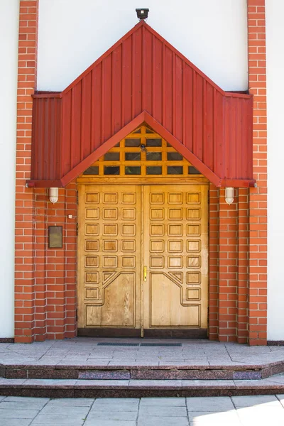 Большая Сплошная Деревянная Дверь — стоковое фото