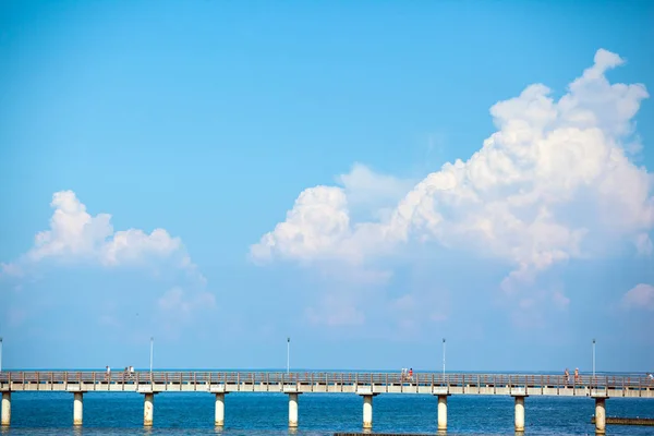 Lidé Chodí Dlouhé Mořské Přístaviště Slunečného Dne — Stock fotografie