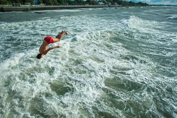 若い男が逆さ水に落ちる — ストック写真