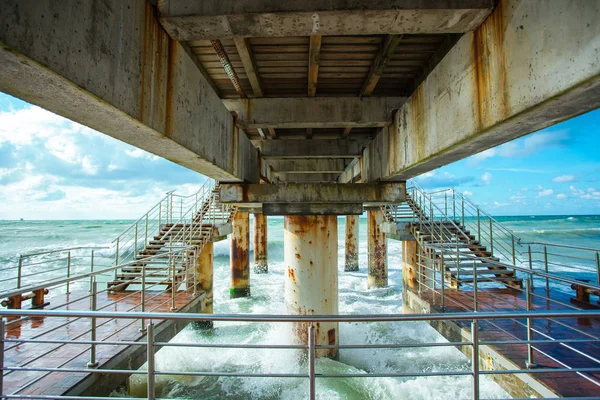 Blick Auf Meer Und Wellen Unter Der Seebrücke — Stockfoto