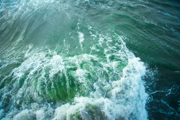 Dalgalar Sprey Beyaz Köpük Ile Turkuaz Okyanus Yüzeyine — Stok fotoğraf