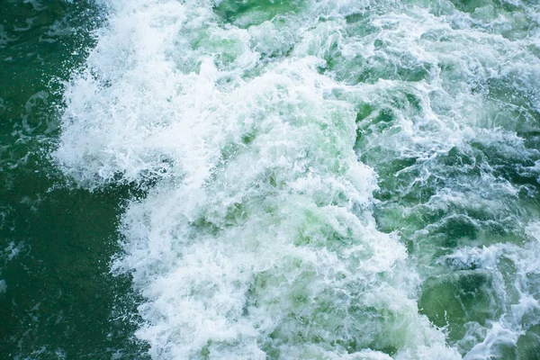绿松石海水表面 有白色泡沫 — 图库照片