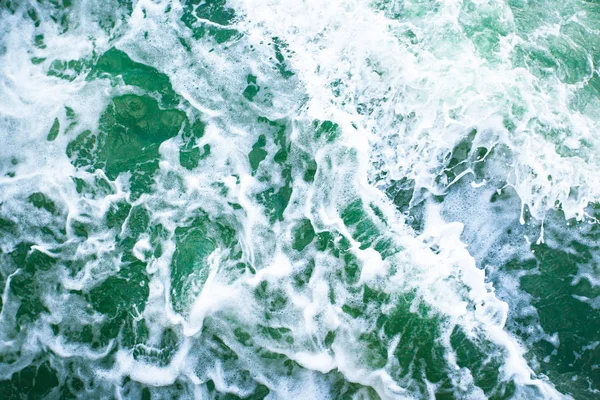 Beyaz Köpük Arka Plan Doku Ile Turkuaz Okyanus Yüzeyine — Stok fotoğraf