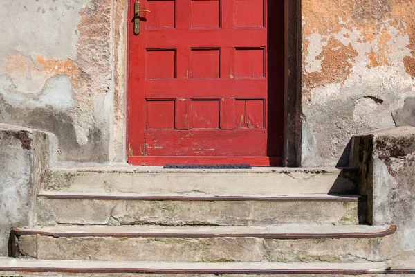 Красная Входная Дверь Старом Здании — стоковое фото