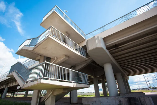 Arquitectura Puente Con Escalera —  Fotos de Stock