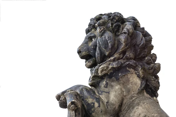Oude Sculptuur Van Een Grommende Grommende Leeuw Geïsoleerd Kopie Ruimte — Stockfoto