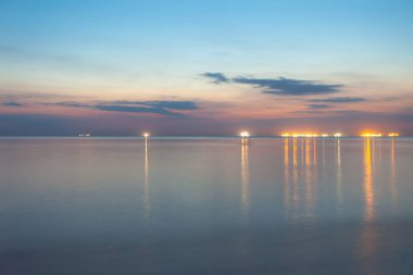 mavi alacakaranlık pürüzsüz deniz yüzey uzun pozlama ve ışık ufukta bir gemi