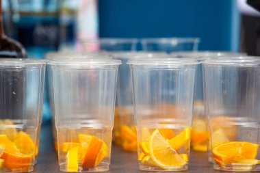 boş içecek gözlük portakal dilimleri ile