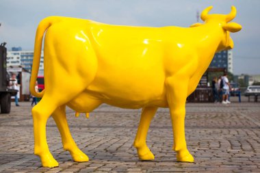 bir inek çiftliği adil parlak sarı heykeli