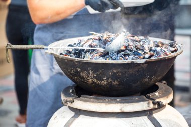 bir sokak aşçı istiridye kabukları içinde patates kızartması