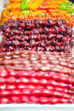 iştah açıcı tatlı çok renkli oryantal tatlılar, cevizli sucuk veya sudzhuk