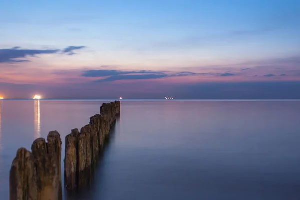 Superfície Mar Lisa Quebra Mares Crepúsculo Roxo Exposição Longa — Fotografia de Stock