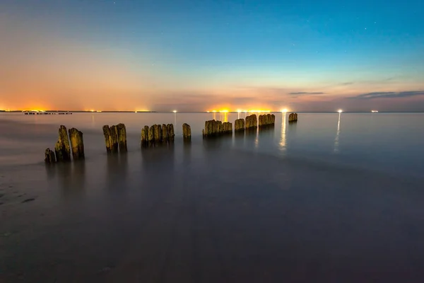 Smooth Sea Surface Breakwaters Twilight Stars Long Exposure — Stock Photo, Image