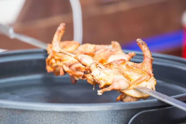 烹饪炸金鸡翅 — 图库照片