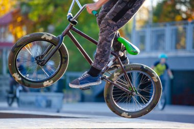 Genç bisikletçi sıçrama tahtası üzerinde muhteşem bir aşırı sıçrama yapar