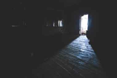 terk edilmiş bir binada, retro yerde ışık ışını tonda