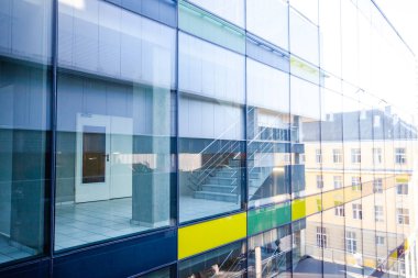 parlak sırlı duvar güneş yansıması