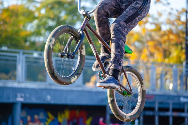 Jovem Atleta Faz Salto Bicicleta Extrema Uma Rampa — Fotografia de Stock