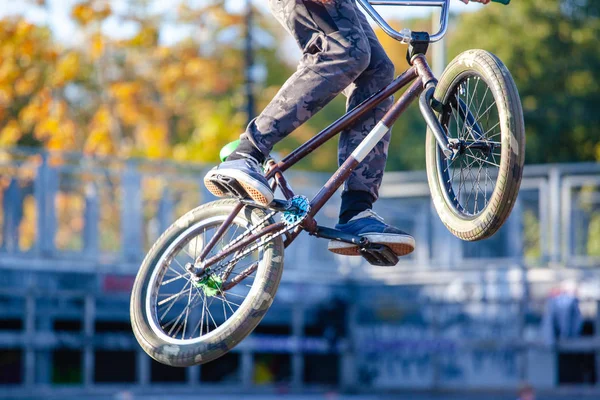 Junge Radfahrerin Schafft Spektakulären Extremsprung Auf Dem Sprungbrett — Stockfoto