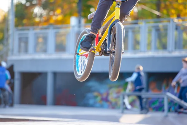 Jovem Ciclista Faz Salto Extremo Espetacular Trampolim — Fotografia de Stock