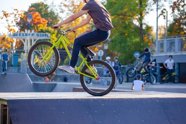 Junge Radfahrerin Macht Spektakulären Extremsprung Auf Dem Hinterrad Eines Fahrrads — Stockfoto