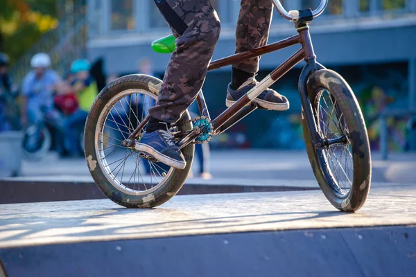 Cara Jovem Com Uma Bicicleta Esportiva Está Preparando Para Saltar — Fotografia de Stock