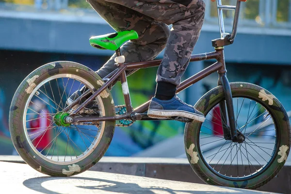 Cara Jovem Com Uma Bicicleta Esportiva Está Preparando Para Saltar — Fotografia de Stock