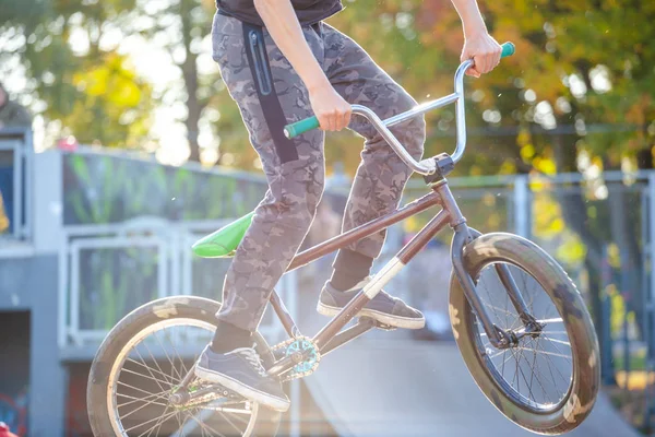 Jovem Atleta Faz Salto Bicicleta Extrema Uma Rampa — Fotografia de Stock