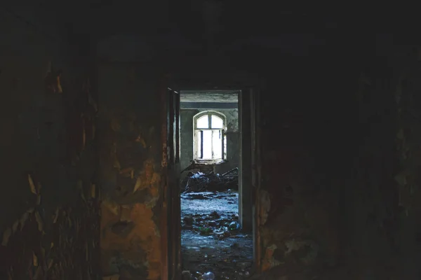 Oscuro Interior Una Habitación Oscura Ruinas Con Una Ventana Brillante — Foto de Stock
