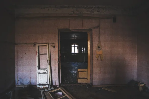 Interior Uma Sala Arruinada Com Uma Porta Quebrada Papel Parede — Fotografia de Stock