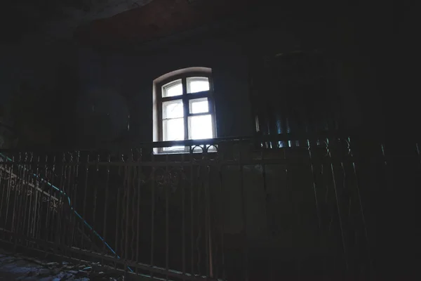 Mroczne Wnętrza Zrujnowanego Ciemny Pokój Jasne Okno Retro Stonowanych — Zdjęcie stockowe