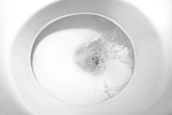 トイレの洗浄水の上から見る — ストック写真