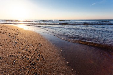 Deniz ve plaj üzerinde güzel altın gün batımı