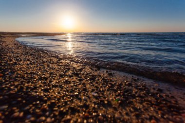 Deniz ve plaj üzerinde güzel altın gün batımı