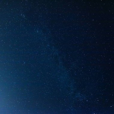 Samanyolu milyonlarca yıldız gökyüzünde, arka plan ile