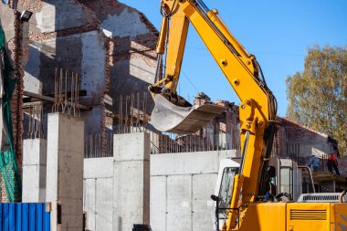 Kazıcı inşaat alanında çalışıyor.