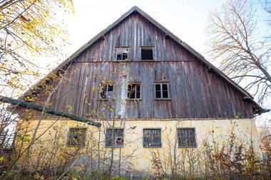 Klasik Avrupa mimarisi ile eski ihmal edilen ve terk edilmiş ev
