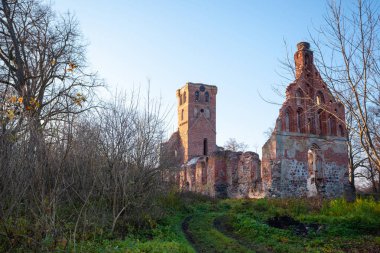 terk edilmiş eski bir kırmızı tuğla Ortaçağ kilise kalıntıları