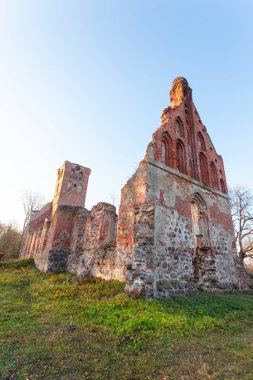 terk edilmiş eski bir kırmızı tuğla Ortaçağ kilise kalıntıları