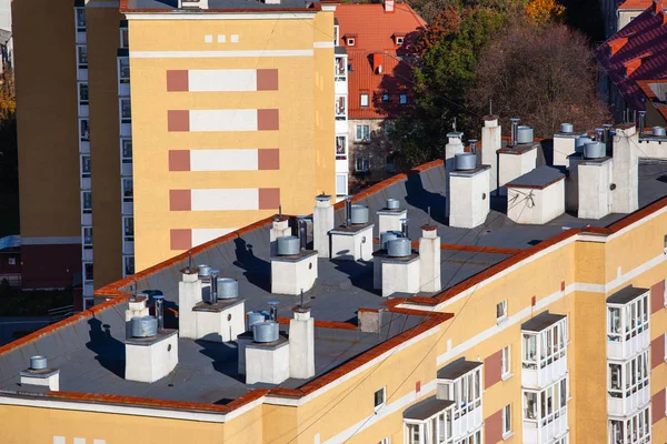 アパートの建物の屋根の上の煙突 — ストック写真